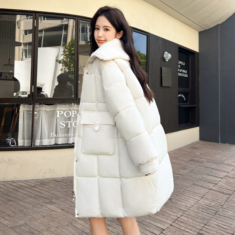 Color sólido nuevo gran chaqueta de plumón 2025 nueva mujer empalmado rollo de cabello largo y largo abrigo universal