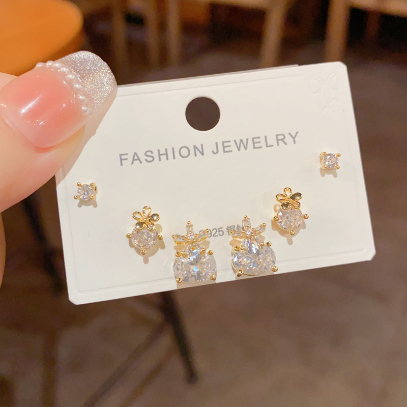 S925 aguja de plata micro incrustaciones de circón pendientes cortos pendientes de pelo corto japonés y coreano elegante todo-fósforo simple conjunto de tres piezas pendientes para las mujeres