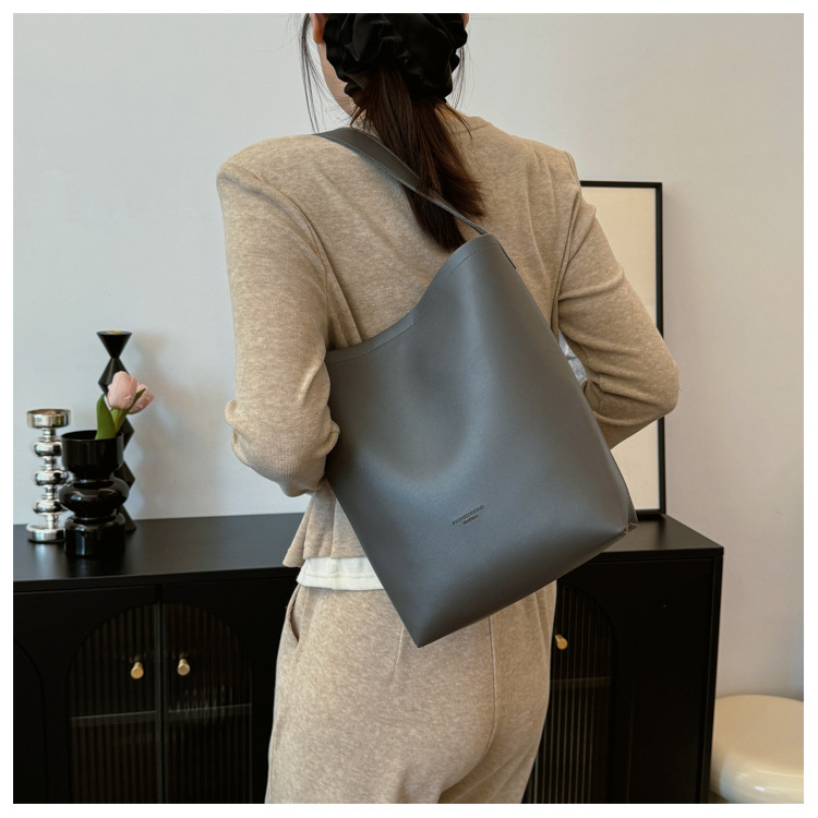 Solid color Tote bag 2024 new style, high-end, large-capacity single-shoulder versatile, niche women's bag, casual and simple bucket bag undefined