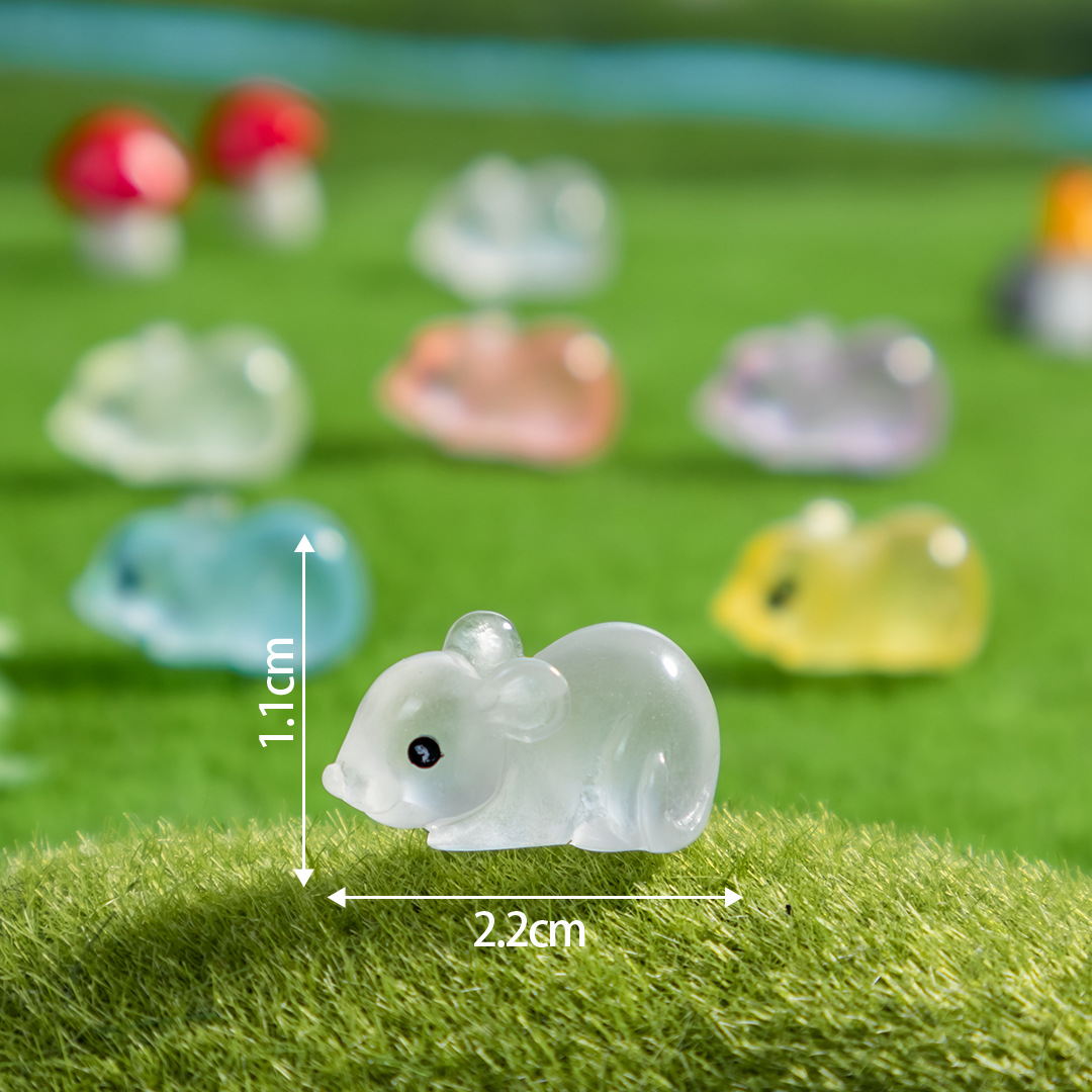 어둠 속에서 빛나는 작은 동물과 쥐들이 무작위로 섞여 있습니다.