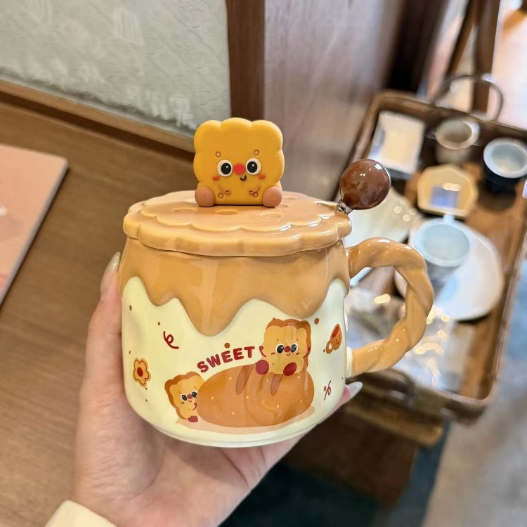 Creativo lindo pan tostado taza de cerámica casera con cucharas de cubierta de agua alta cara hermosa taza de marca para niños