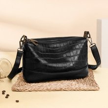 小包包女2024新款宽带高级感枕头包时尚斜挎单肩包铆钉圆筒包