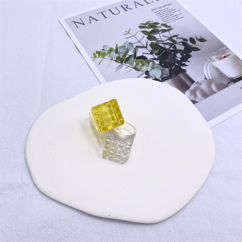 Yunzi nueva resina ins Internet celebridad transfronteriza Plaza Pequeño anillo a cuadros para las mujeres