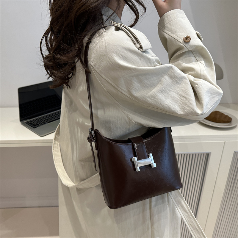 Bolsas debajo de las axilas para mujeres verano versátil 2024 nueva moda bolsas de hombro, bolsas de mano de cuero suave de gran capacidad, bolsas de mujer