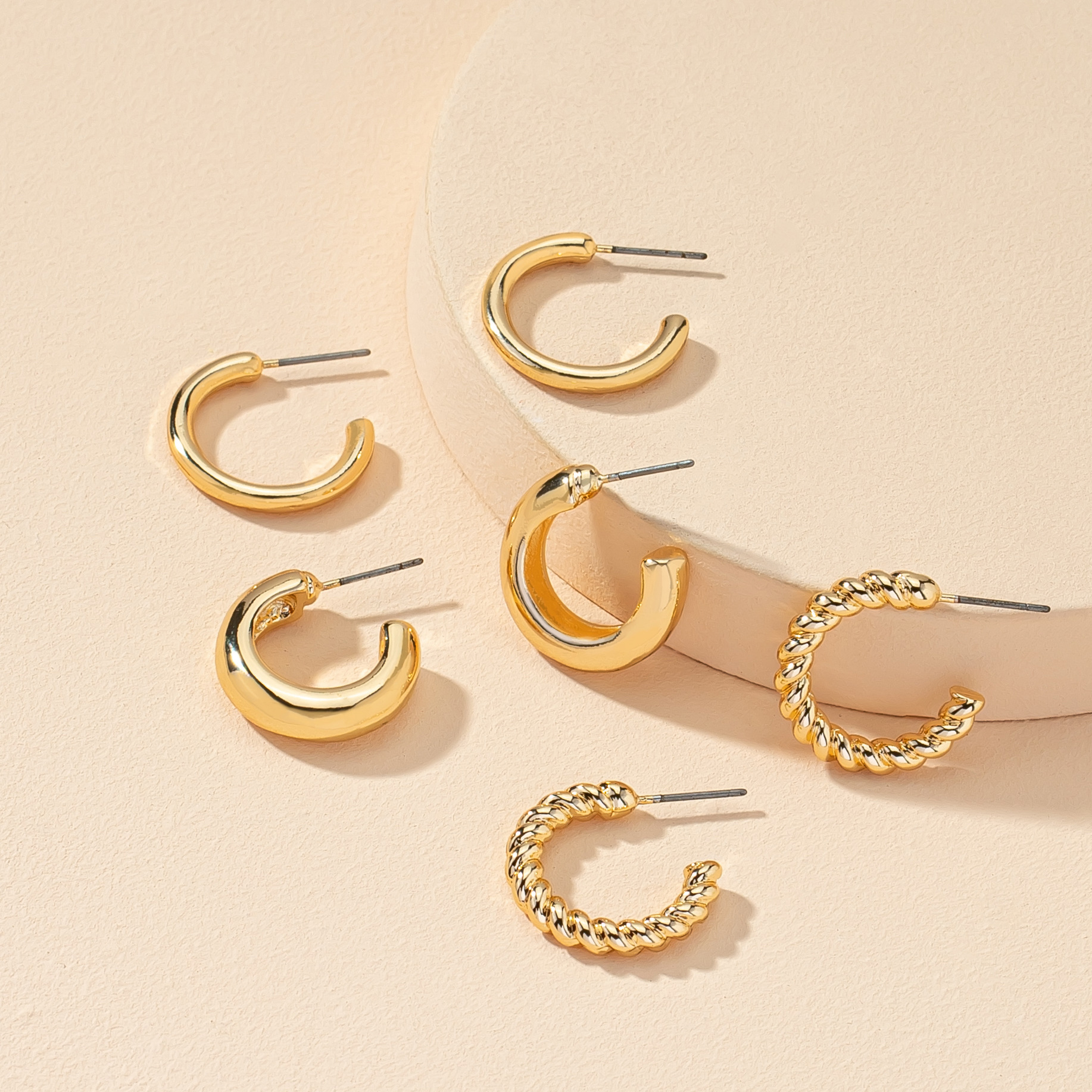 Simple Style C Shape Gold Plated Alloy Hoop Earrings display picture 2