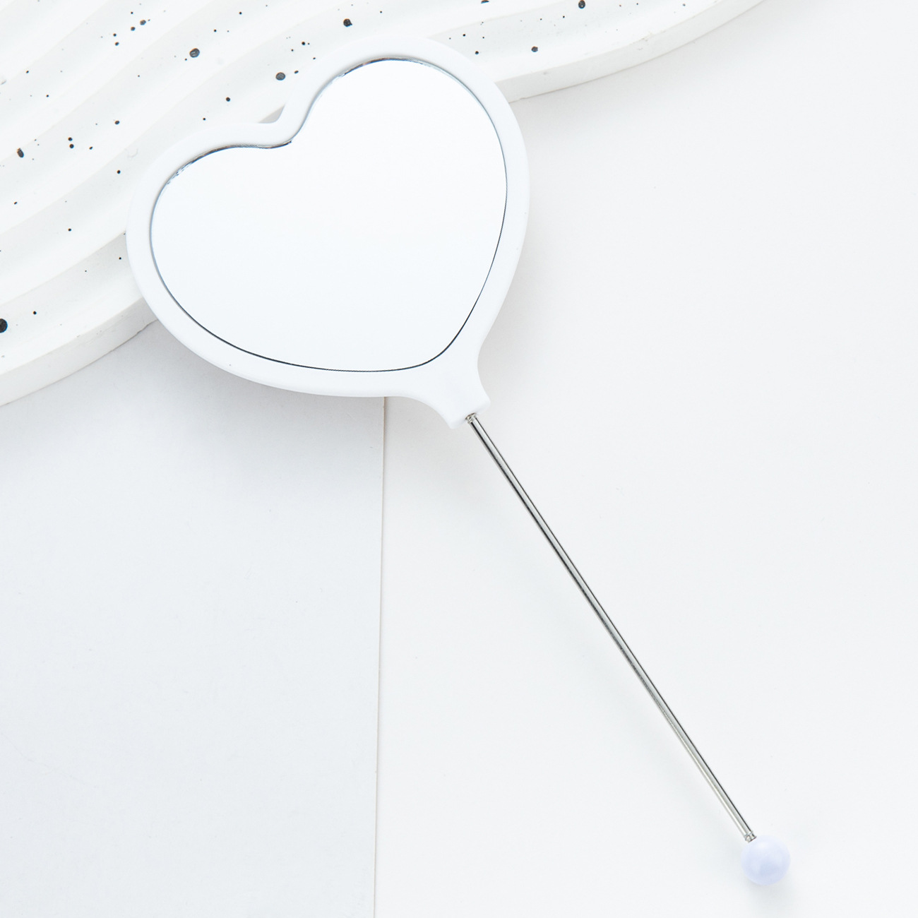 Nuevo espejo con mango de cuentas de bricolaje, espejo de maquillaje de mano, espejo de tocador portátil de una cara, espejo de maquillaje de amor de plástico