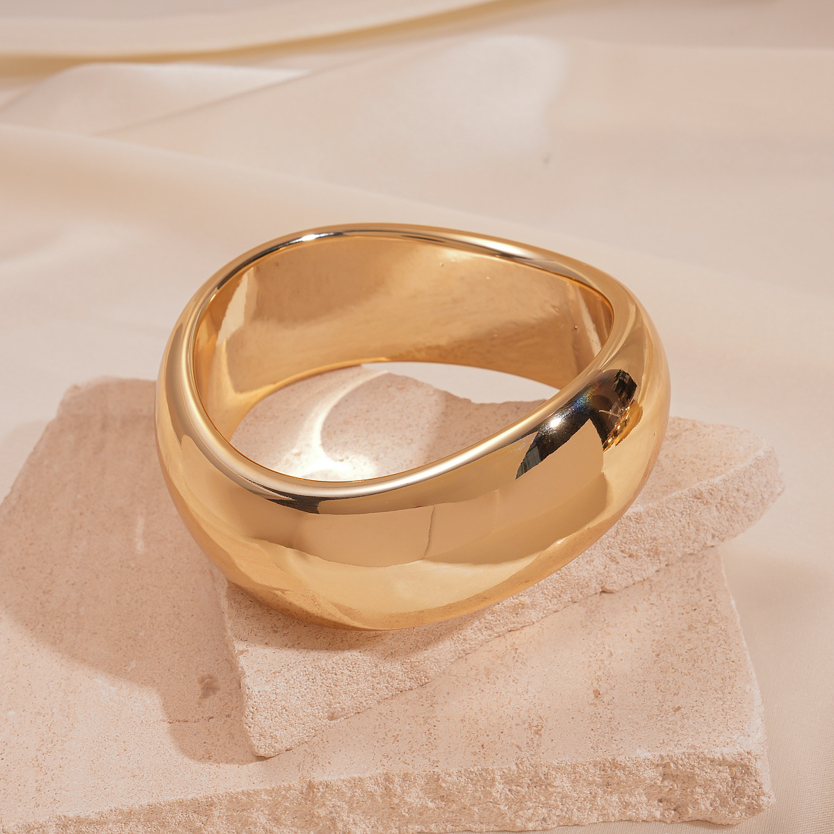 Europa y los Estados Unidos transfronterizos acrílico geométrico redondo cuadrado brazalete de corte simple personalidad exagerada nicho de alta sensación joyería image 10