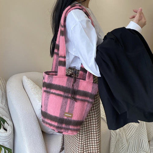 New autumn and winter Maillard bag for women, versatile woolen plaid shoulder bag, fashionable bucket bag