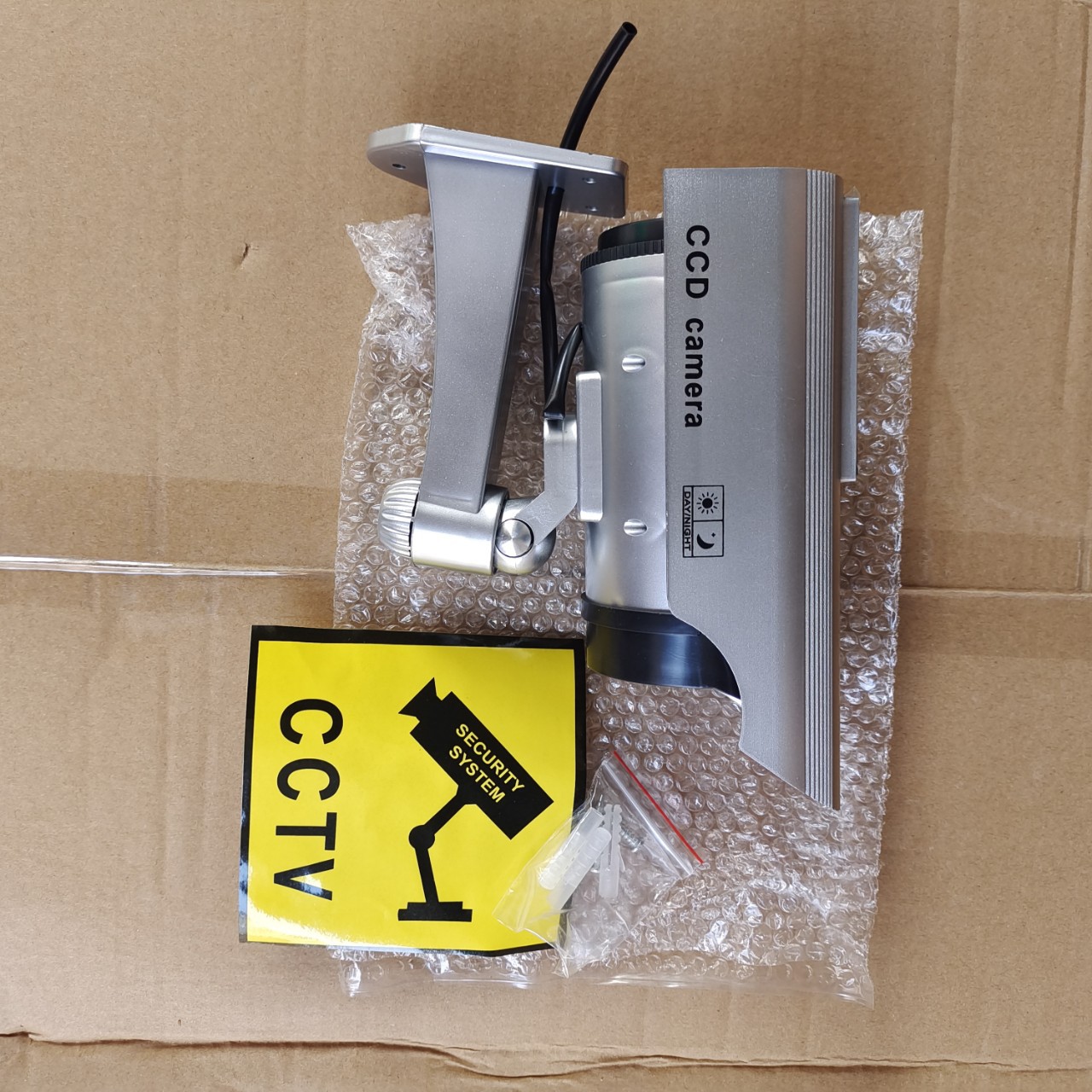 特价太阳能仿真摄像头银色