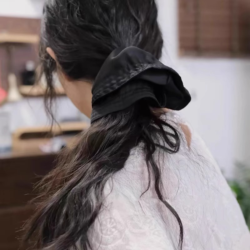 Kong Xuerer mismo estilo de gran tamaño Hepburn estilo intestino grande banda de pelo de alto grado sentido cabeza de bola Cabeza trasera satén cuerda de pelo de color sólido para las mujeres