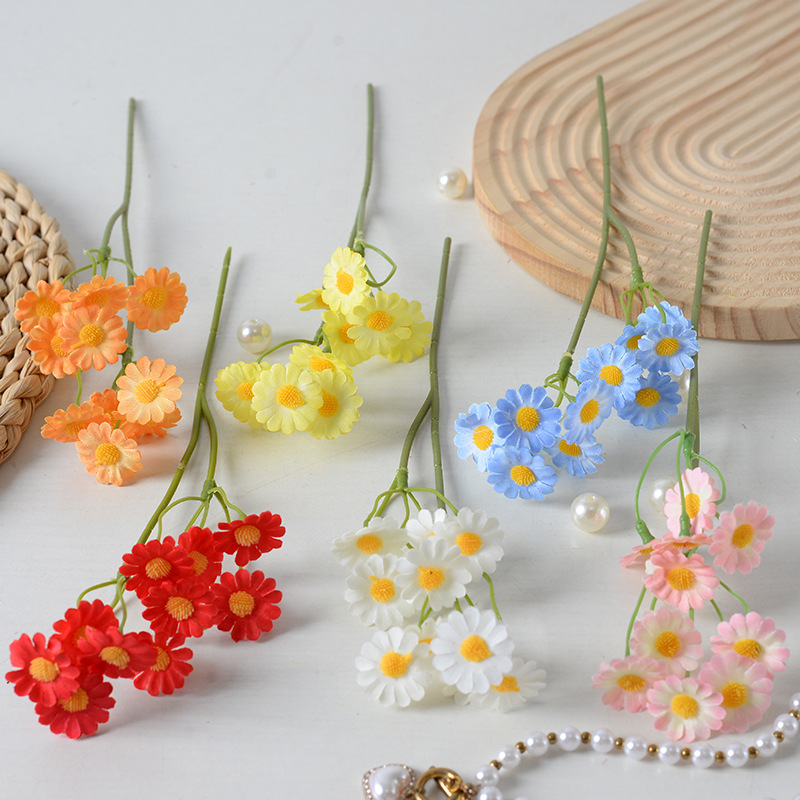 Simulación de flores de manzanilla de dos puntas margarita pequeña flores de cosmos decoración de fotografía en el hogar buquete de flores de mano roja idílica