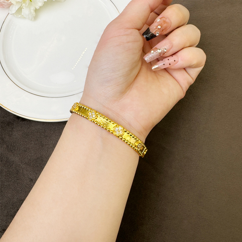 Antiguo oro de arena vietnamita simple micro fijación de hebilla pulsera de cuatro hojas de moda ligera lujosa mujer no se desvanece joyas