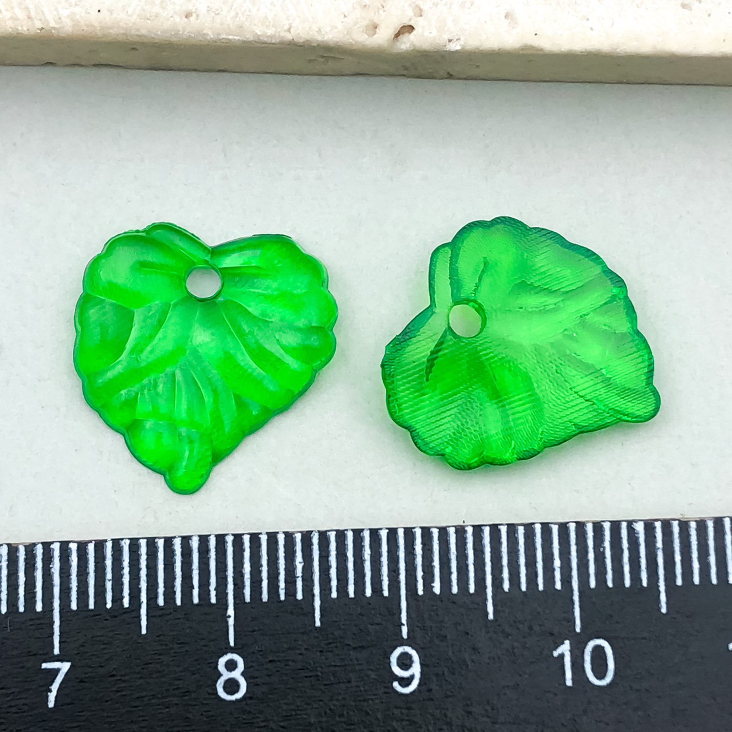 Simulación perforada chapada en color hoja de arce hoja verde hoja de uva accesorios de acrílico transparente hecho a mano pulsera decorativa de bricolaje cuentas