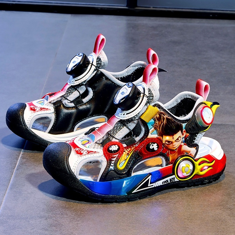 Sandalias de niño de dibujos animados con luz 2025 verano nuevo estilo zapatos de playa deportivos de fondo suave para niños sandalias Baotou para niños marea