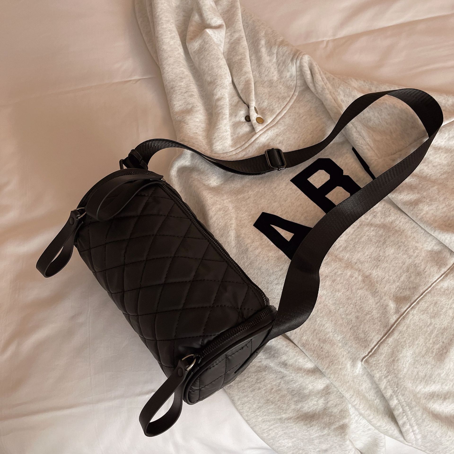 Cuscino a tracolla da donna con cilindro Lingge in tessuto di nylon Oxford 2024 Nuova borsa a secchiello per l'acqua a scacchiera_voghion.com