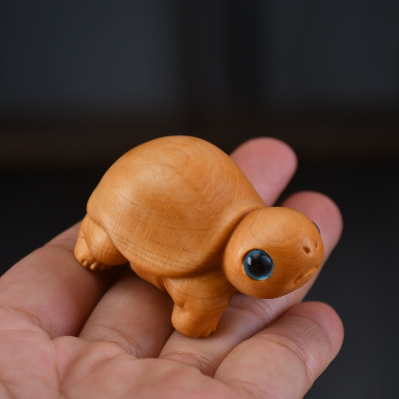 崖柏の木彫りは工芸品を飾っています。|undefined