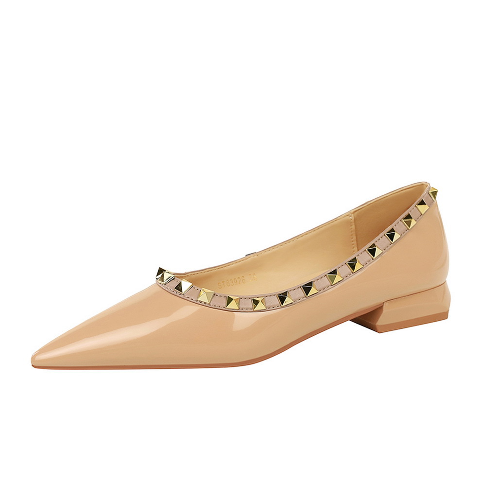 83926 Korean Professional Style Shallow Mouth Pointed Flat Heel Women's Shoes with Rivet Decoration Lacquer Leather New Versatile Single Shoes
