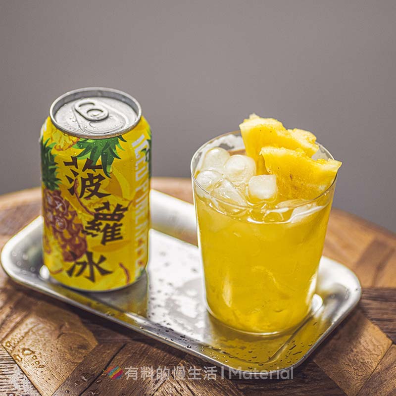 港式茶餐厅菠萝冰果肉华文冰室嚼着喝果汁饮料透心凉夏天饮品