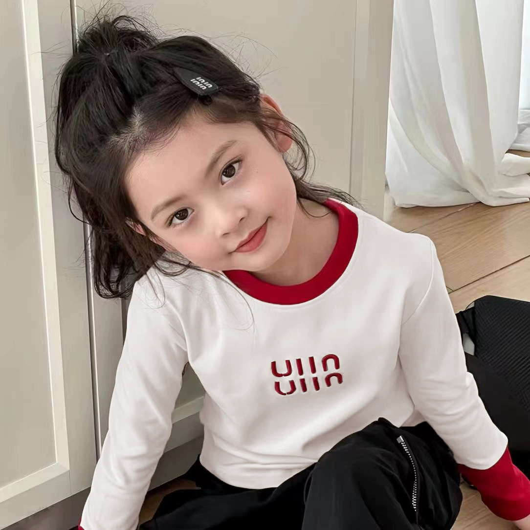 (Спот) Девушки с длинными рукавами в однотонном цвете одеты в дикую нижнюю рубашку