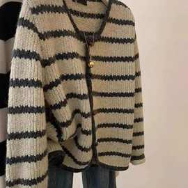 复古条纹牛角扣v领毛衣外穿女秋冬春季百搭小个子正肩针织开衫