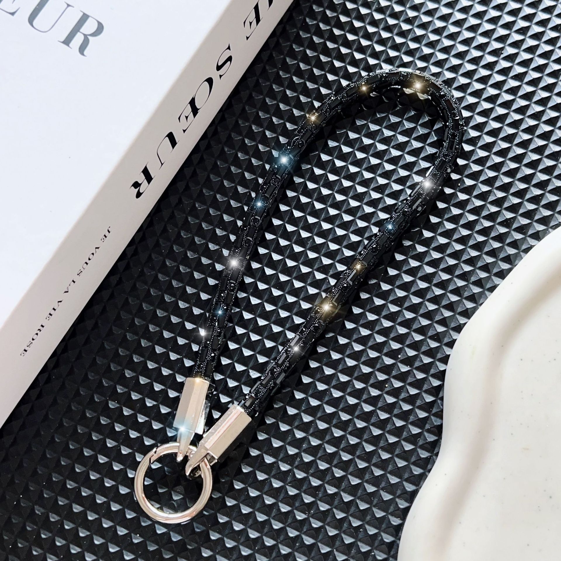 Nuevo cordón de teléfono móvil de cristal cuadrado de lujo de alta gama, cadena de mano de moda anti-pérdida y anti-caída, cuerda corta de muñeca