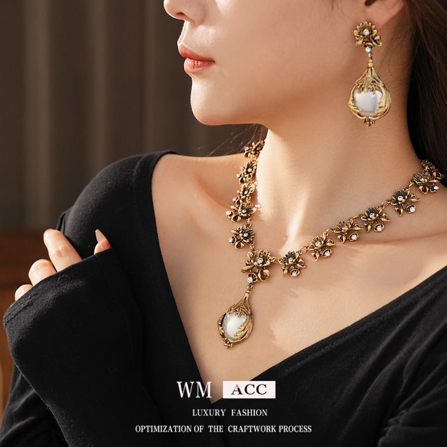 Traje de lujo ligero vintage de mediana edad, colgante de flor de diamantes con aguja de plata, pendientes de perlas, traje retro de alta calidad para mujer image 1
