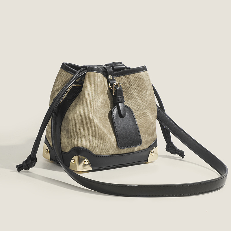 Recommended by internet celebrities for autumn and winter high-capacity commuting shoulder bags, contrasting colors, INS_voghion.com