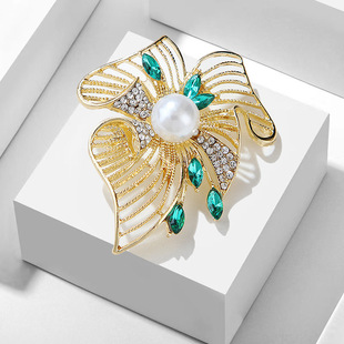Lanhao fashion niche light luxury retro heavy industry Emerald Pearl corsage elegant clothing pin accessories wholesale