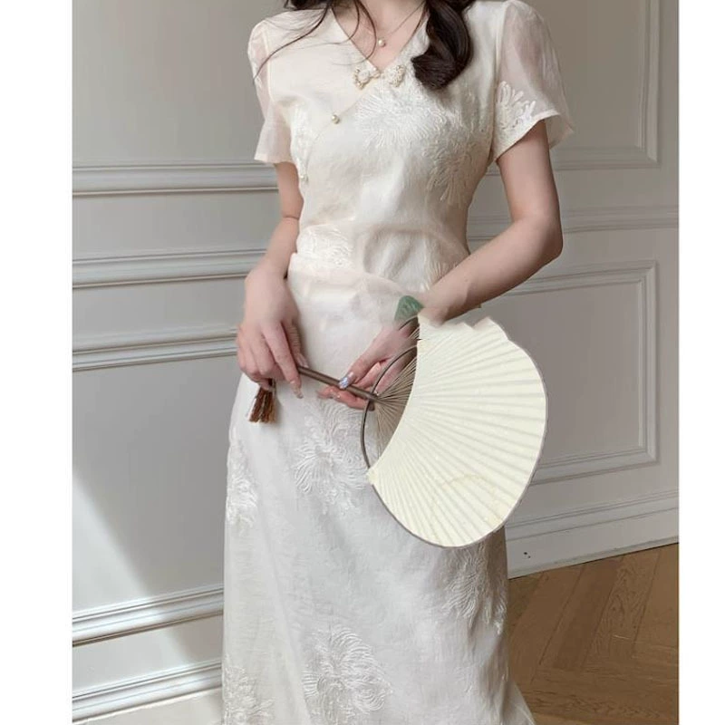 Летнее платье 2025 года в новом китайском стиле, элегантное улучшенное чонсам с жемчужными пуговицами и вышивкой, белое