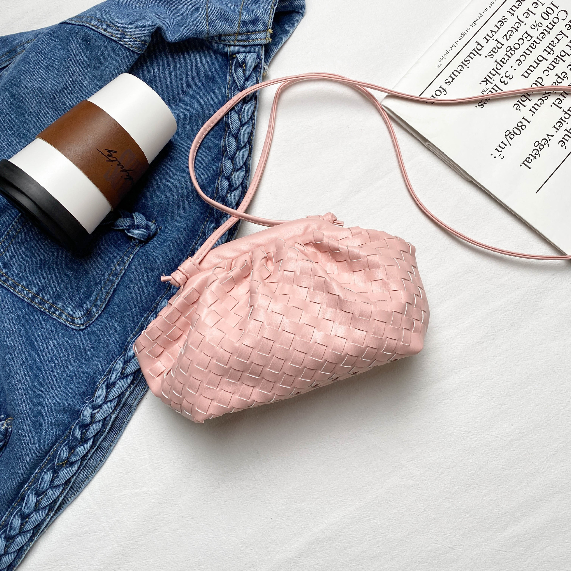 Bolsa de ombro feminina trançada com fecho estilo nuvem_voghion.com