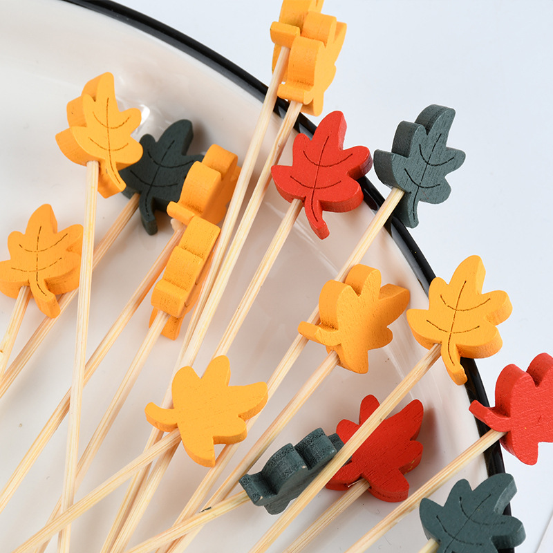Un solo uso de palillos de fruta de hoja de arce palillos de dientes de dibujos animados palillos de fruta de hoja de arce palillos de dientes artísticos palillos de bambú al por mayor