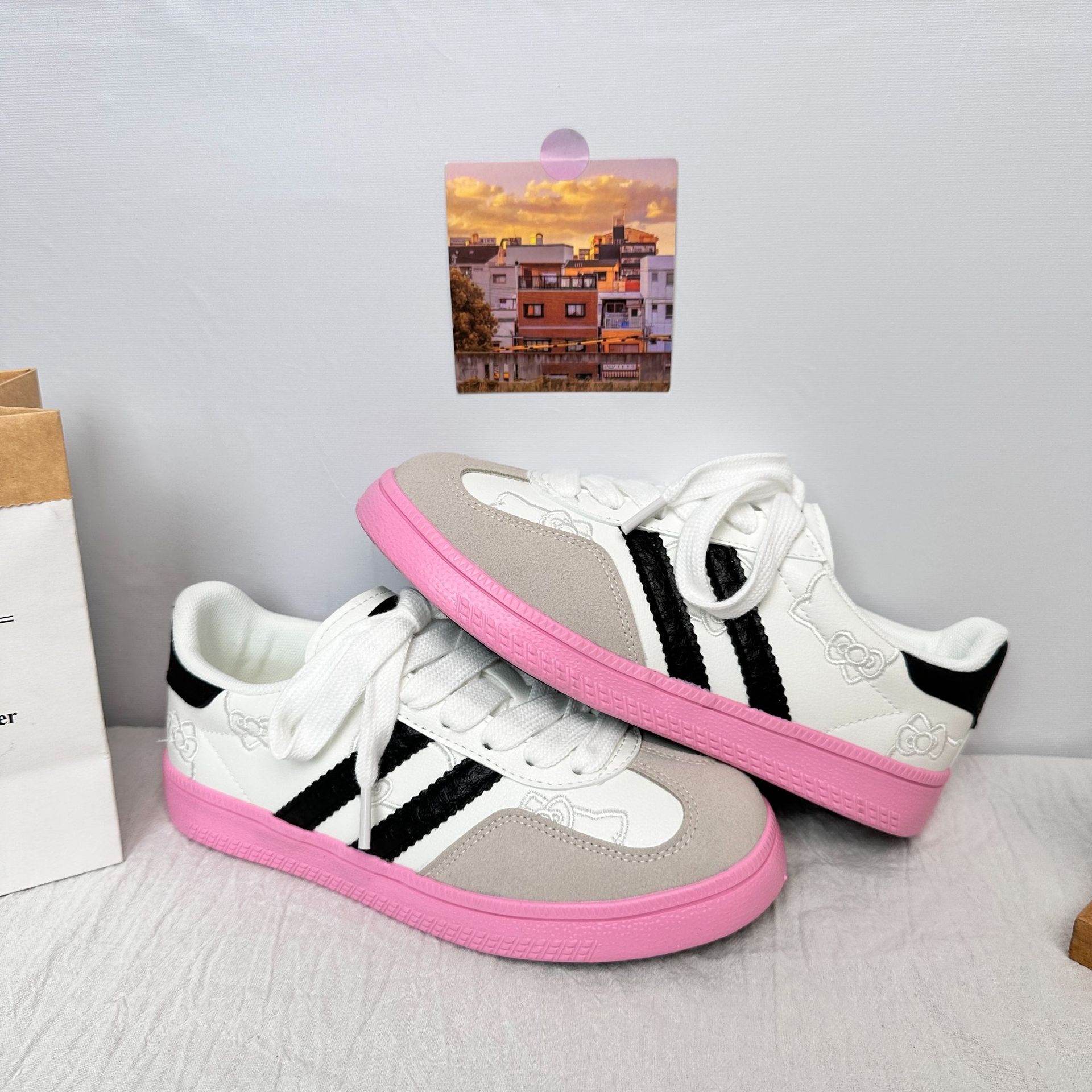 Yuanbo 2025 primavera y verano, el nicho no golpea los zapatos de entrenamiento alemanes, los nuevos zapatos blancos lindos para mujer, los zapatos casuales para mujer