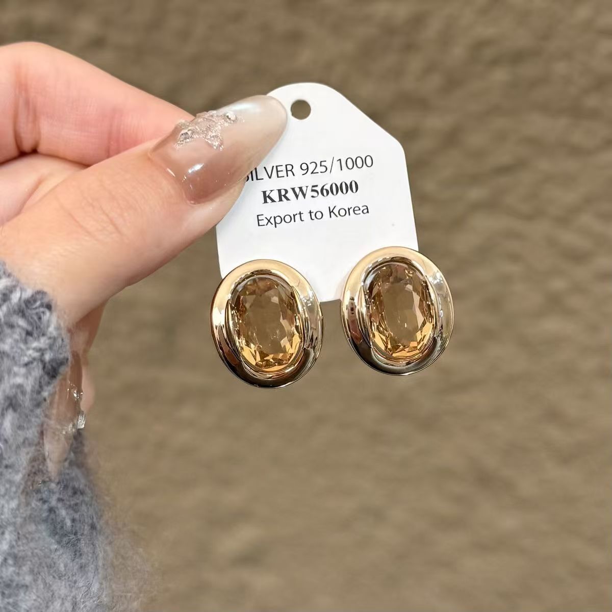 French Retro Gold Curved Earrings 2026 New Hot Style Exquisite and Stylish Earrings with Unique Design for Women