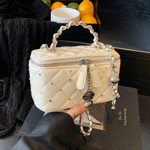 Elegant sophisticated summer one-shoulder bag with diamond pattern, Chanel style, chain bag