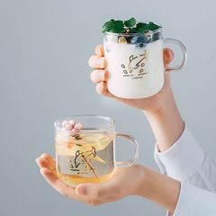 Ins日本式飲料カップは耐熱グラスの花茶カップオフィスコーヒーカップ家庭用クリエイティブジュースカップを持っている