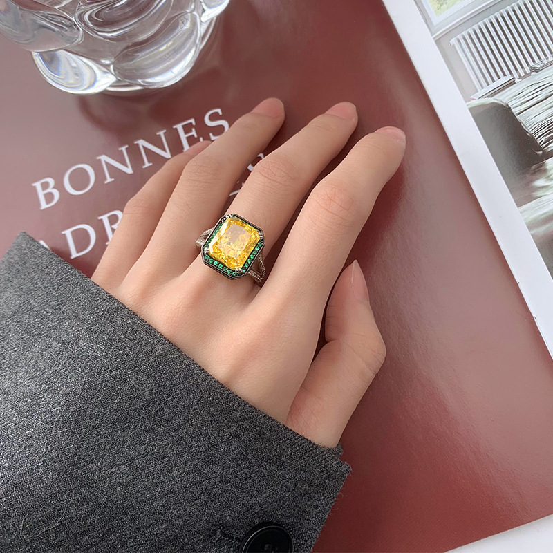 2024 nueva joyería Zhuang Shengsheng, fondo de cobre chapado en oro, flor de hielo, corte de alto carbono, diamante, anillo de temperamento cuadrado, mujer 10*12