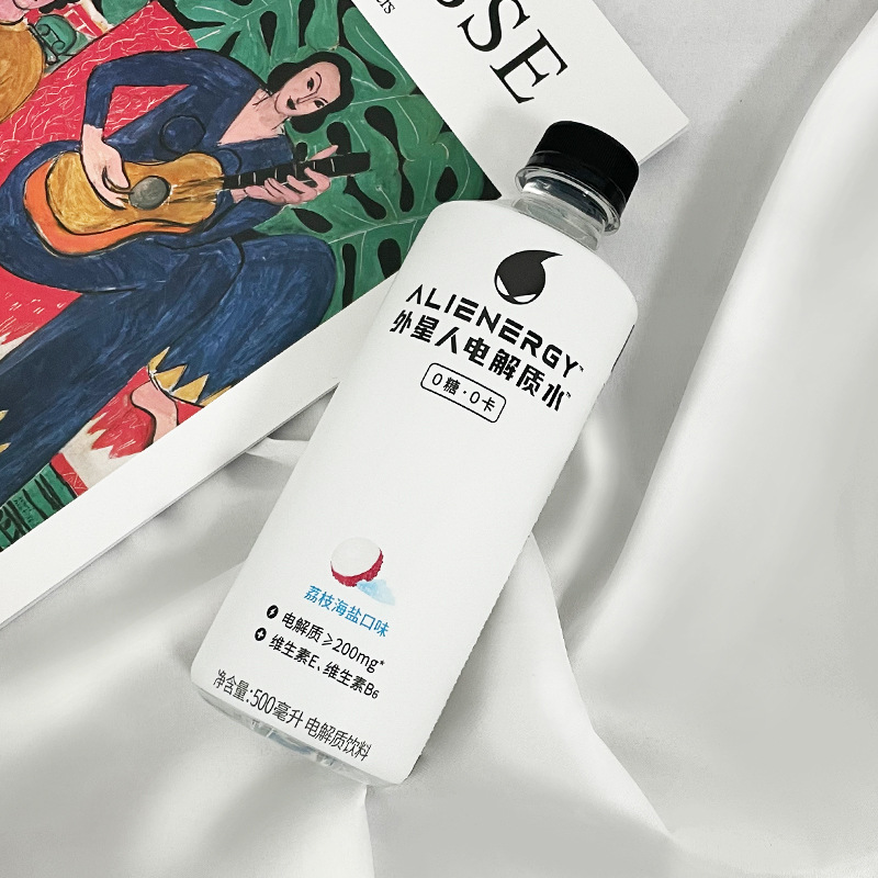 Yuanqi Forest Alien Electrolyte Water: The Internet-Famous Vitamin-Enriched Beverage in Lychee-Lime Flavor, Packaged in 500ml Bottles