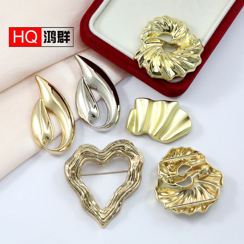 Cross-Border New Style Heart-Shaped Brooch for Women, Korean Style Metal Brushed Brooch, Suit Coat Pin Decoration Cross-Border New Style Heart-Shaped Brooch for Women, Korean Style Metal Brushed Brooch, Suit Coat Pin Decoration
