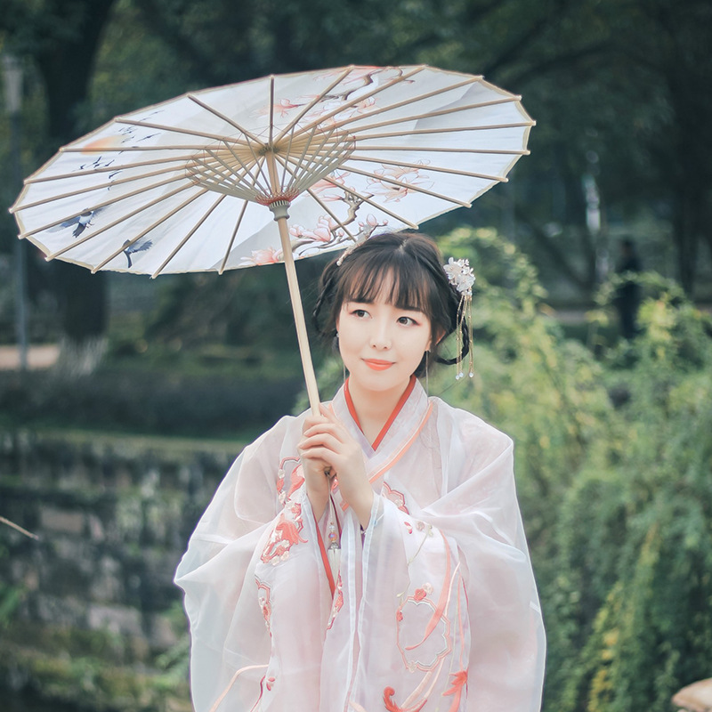 XIA HUI의 원래 버전의 인간 불꽃놀이 댄스 우산 중국 스타일과 HANFU 치파오 사진 패션쇼 오일 종이 우산