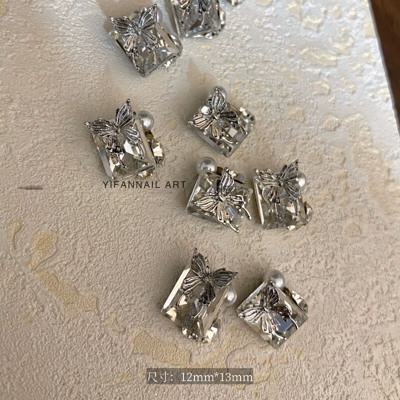 新年款圣诞礼物盒堆钻美甲饰品成品爆闪红色长方歪心指甲装饰大钻|undefined