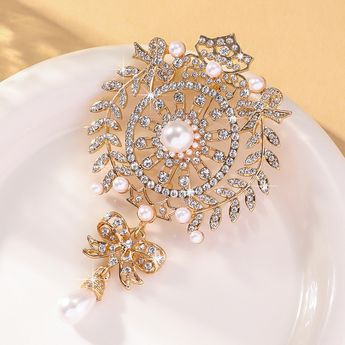 Europa y los Estados Unidos nuevos diamantes flores perlas flange broches accesorios de ropa joyas de aleación mariposa moda flores al por mayor