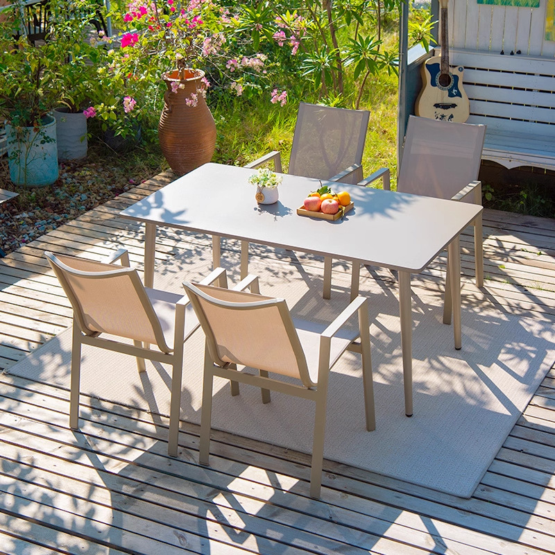 Mesa y silla de patio al aire libre, madera plástica, casa nórdica, patio al aire libre, jardín al aire libre, balcón, combinación de terraza de ocio