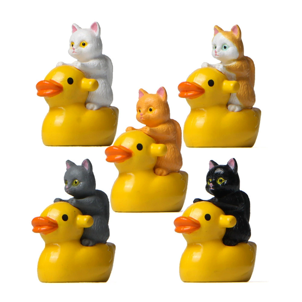 Желтая игрушка-девочка в воде, минифигура, утка, котенок, микромир