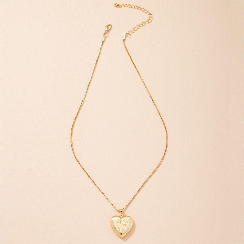 Fashion Love Pendant Necklace Heart Clavicle Chain display picture 3