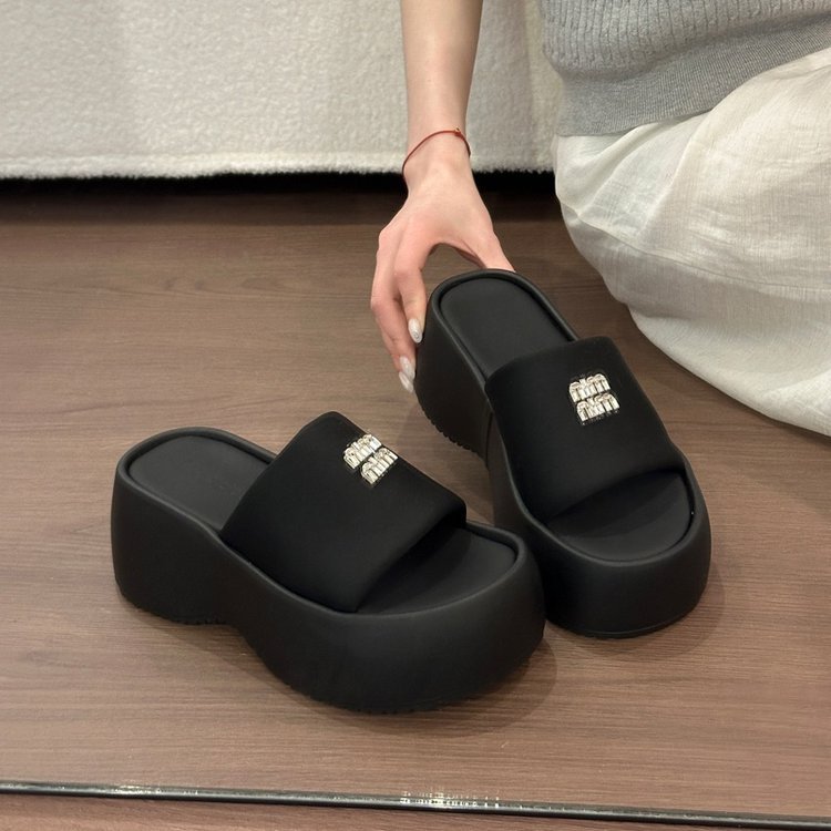 2026 verano nuevo versátil y cómodo aumento de la altura de las letras de diamante zapatillas para mujeres