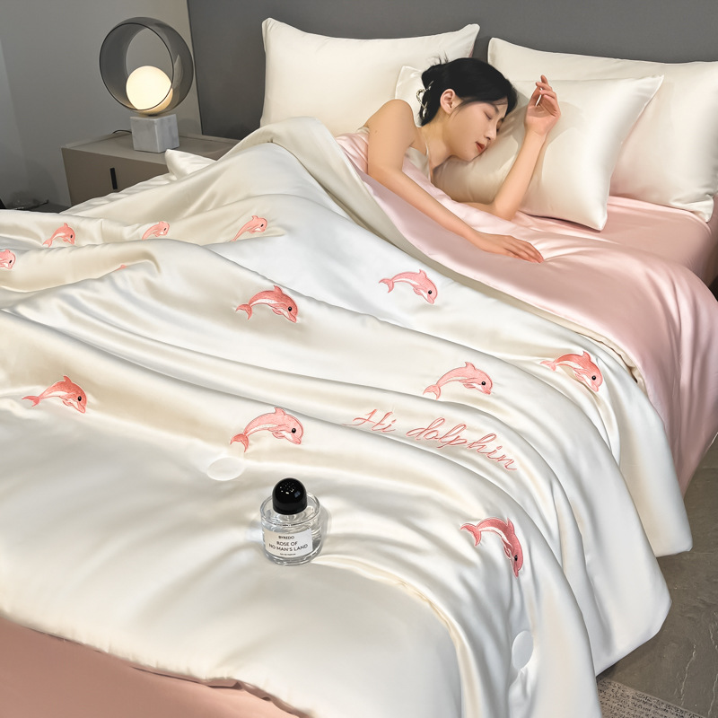 Seda de hielo lavada Edredón de verano Edredón de aire acondicionado Dormitorio individual Edredón fresco de verano Juego de cuatro piezas Edredón de verano lavable a máquina