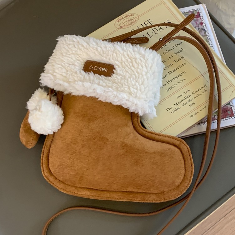 可爱靴子包包女秋冬2025新款潮复古麂皮绒手机包百搭斜挎毛毛绒包