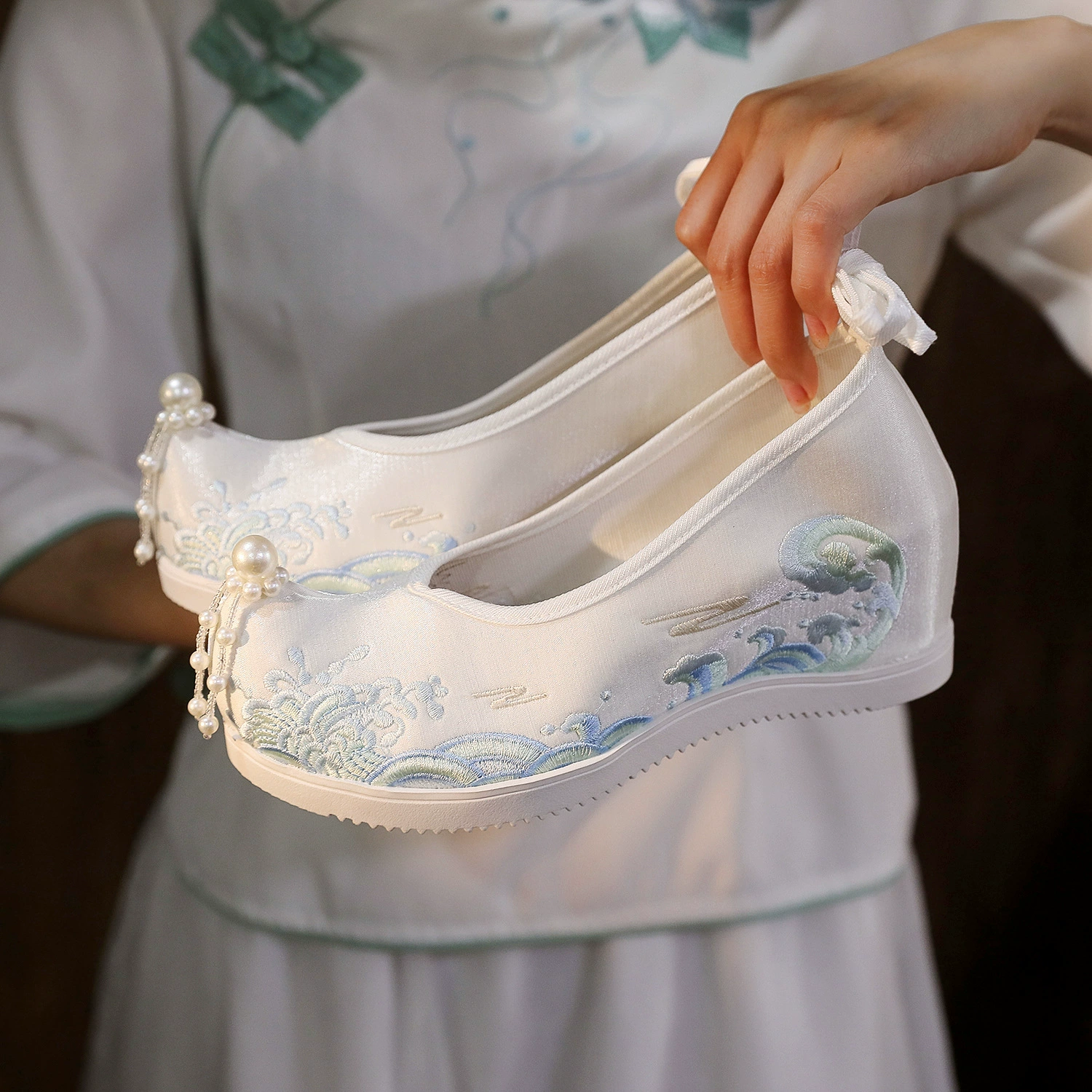 [Волна бурлит] Китайская одежда обувь женская новая весна 2024 года антикварная с древней вышивкой обувь женская Внутренняя высота бант