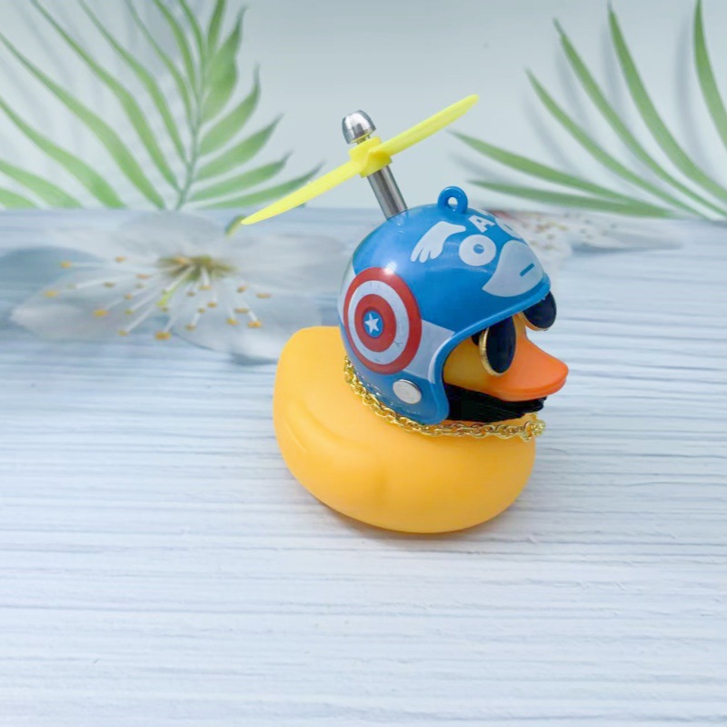 Broken Wind Duck Decoración de coche Adornos Red de coche con casco Tik Duck Little Yellow Duck Car Turbo Duck