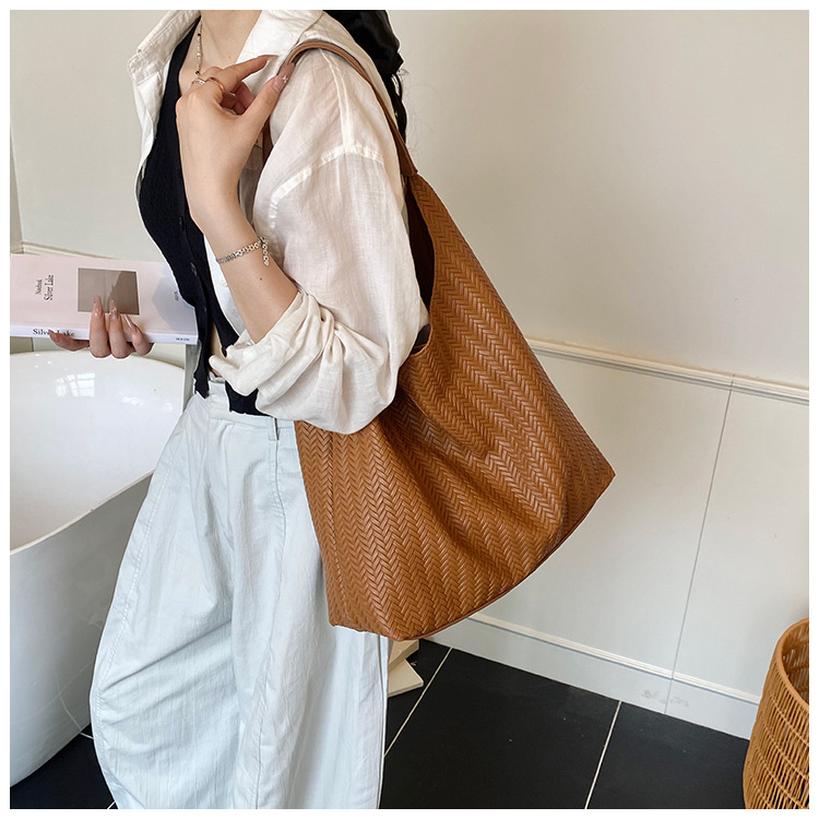 In 2025, a new Korean-style casual woven pattern large-capacity tote bag for women's commuting to work undefined